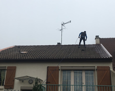 Pendant les travaux de démoussage à Aulnay Sous Bois 93